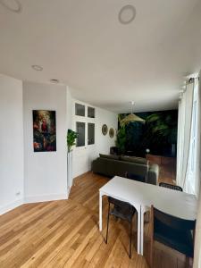 a living room with a white table and a couch at Pura vida in Soissons