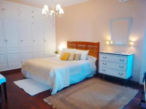 A bed or beds in a room at Charming apartment in El Puerto de Santa María with terrace