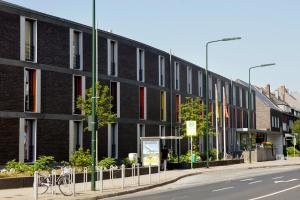 un grande edificio in mattoni su una strada cittadina di Jugendherberge Düsseldorf a Dusseldorf