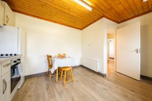 Kuchyň nebo kuchyňský kout v ubytování Steepleview 2 Bedroom