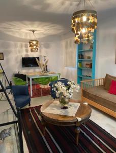 a living room with a table and a couch at Des appartements a la Marsa plage Pieds dans l'eau in Dar Salah Bey