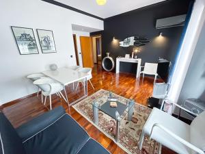 un soggiorno con tavolo e sedie bianchi di Andromeda Suites ad Atene