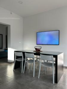 A television and/or entertainment centre at Mira Sea View Residence