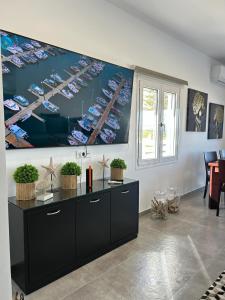A television and/or entertainment centre at Mira Sea View Residence Még 17 kép