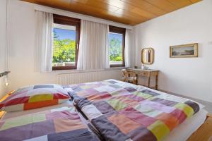 a bedroom with a large bed and a window at Die Kleine Ferienvilla in Wesselburen