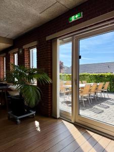 Rõdu või terrass majutusasutuses Hotel Korning