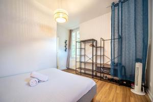 ein kleines Zimmer mit einem Bett und einem Fenster in der Unterkunft La Citadine in Chalon-sur-Saône