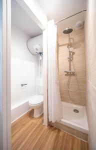 ein Badezimmer mit Toilette und Dusche in der Unterkunft La Citadine in Chalon-sur-Saône