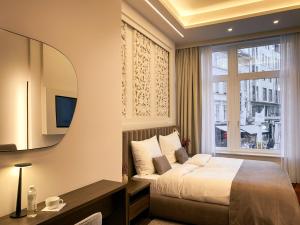 ブダペストにあるDamas Suites Budapestのベッドルーム(ベッド1台、鏡付) +37枚の写真