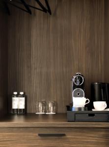 ブダペストにあるDamas Suites Budapestのコーヒーメーカー、木製カウンター