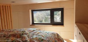 a bedroom with a bed and a window at Tiny Frida in Gifhorn
