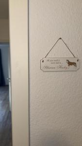 a sign on a wall with a dog on it at Ferienwohnung Sibirian Husky in Thiessow