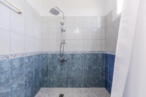 Ένα μπάνιο στο 1BR Apartment with Mountain Views Golem +27 φωτογραφίες