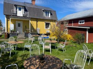 a group of tables and chairs in front of a house at Hedvigs Restaurang in Delsbo