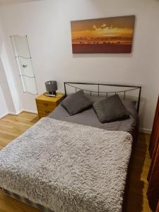 Giường trong phòng chung tại Rooms in Brixton