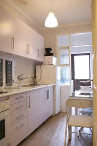 Virtuvė arba virtuvėlė apgyvendinimo įstaigoje Nove Julho Apartment