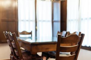 einen Esstisch mit Stühlen um ihn herum in der Unterkunft Casa el Balandro de Poo in Llanes