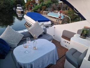 Χώρος καθιστικού στο Romantic 3Beds Yacht Escape on Thames +9 φωτογραφίες