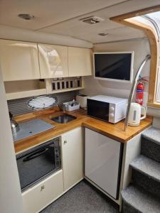 Η κουζίνα ή μικρή κουζίνα στο Romantic 3Beds Yacht Escape on Thames