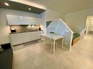 Kuchyň nebo kuchyňský kout v ubytování NEW Residenza le Essenze - i 7 Laghi + 37 fotografií