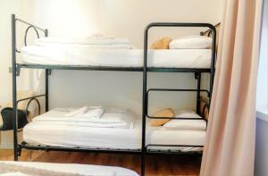 grupa łóżek piętrowych w pokoju w obiekcie DOLOMIA APARTMENTS Pinzolo w mieście Pinzolo