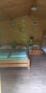 Postel nebo postele na pokoji v ubytování Napfény Camping