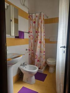 Ένα μπάνιο στο Monolocale e Bilocale centro RC +34 φωτογραφίες