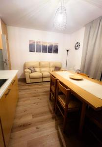 salon ze stołem i kanapą w obiekcie DOLOMIA APARTMENTS Pinzolo w mieście Pinzolo