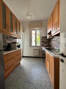 Η κουζίνα ή μικρή κουζίνα στο Casa Bianca 6 - confortevole in centro a Moneglia