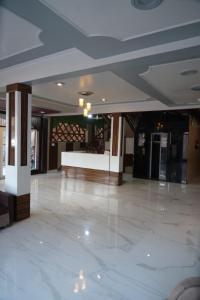 El lobby o recepción de Satyam Dham