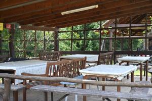 a group of tables and chairs in a pavilion at Napfény Camping in Taliándörögd