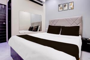 Postel nebo postele na pokoji v ubytování Hotel O Class Inn