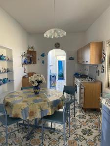 cocina con mesa y sillas y cocina con mesa y cocina en Azzurro Felix, en Procida