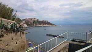 una vista del océano desde un balcón en Azzurro Felix, en Procida