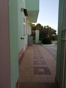 un pasillo de un edificio con una pasarela en Azzurro Felix, en Procida