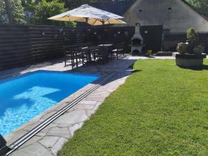 Bazén v ubytování Holiday Home Huty by Interhome nebo v jeho okolí