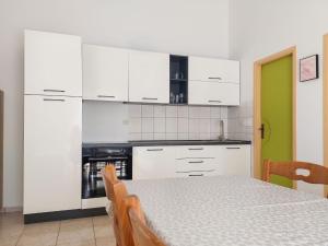 Kuchnia lub aneks kuchenny w obiekcie Apartment Marija-2 by Interhome