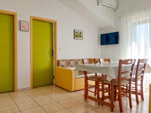 Telewizja i/lub zestaw kina domowego w obiekcie Apartment Marija-2 by Interhome