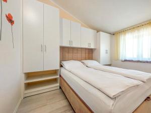 Postel nebo postele na pokoji v ubytování Apartment Marija-3 by Interhome