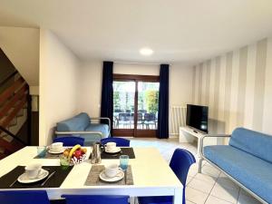 Μια τηλεόραση ή/και κέντρο ψυχαγωγίας στο Holiday Home Ville Rio-5 by Interhome