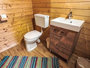 Kúpeľňa v ubytovaní Holiday Home Hochzillertalblick by Interhome