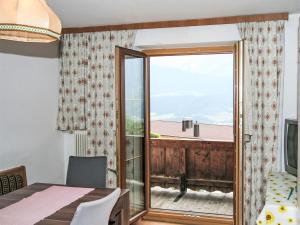 jadalnia z przesuwnymi szklanymi drzwiami prowadzącymi na balkon w obiekcie Apartment Jägerhof-1 by Interhome w mieście Hochpillberg +16 zdjęć
