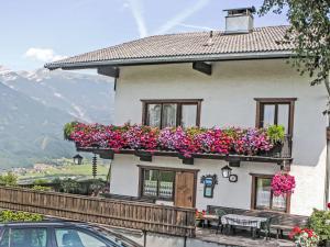 dom z kwiatami na boku w obiekcie Apartment Jägerhof-1 by Interhome w mieście Hochpillberg