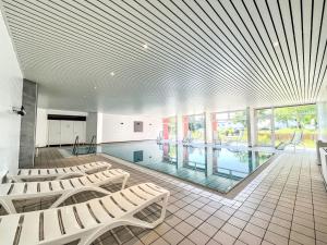 Der Swimmingpool an oder in der Nähe von Apartment B715 by Interhome