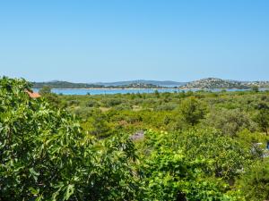 vista sull'oceano dalla cima di un albero di Holiday Home Karmela by Interhome a Vodice