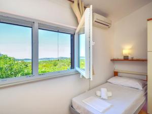 una camera da letto con un letto e una grande finestra di Holiday Home Karmela by Interhome a Vodice