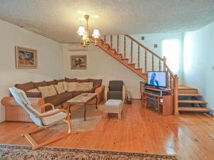 un soggiorno con un divano e una TV di Holiday Home Karmela by Interhome a Vodice Altre 17 foto