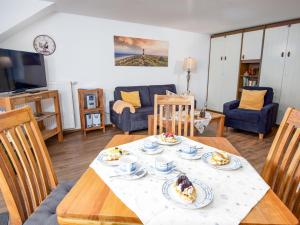 ein Wohnzimmer mit einem Tisch mit Essen drauf in der Unterkunft Apartment Ballertutje by Interhome in Norddeich