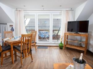 ein Wohnzimmer mit Tisch und Fernseher in der Unterkunft Apartment Ballertutje by Interhome in Norddeich