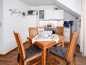 eine Küche mit Esstisch und Stühlen in der Unterkunft Apartment Ballertutje by Interhome in Norddeich + 29 Fotos